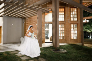 Noiva na area externa do Espaco Eco_