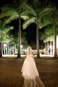 Noiva na area externa piscina